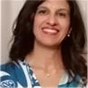 Docente di economia impartisce lezioni di economia per studenti di scuole superiori