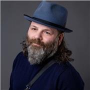 Selbst-bewusst, souverän agieren, sympathisch wahrgenommen werden und auch in schwierigen Situationen gelassen bleiben. Ich zeige Dir, wie Schauspieltechnik dir alltäglich hilft deinen Zielen näher zu kommen.