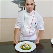Je travaille comme une cuisinier depuis décembre 2013 jusqu'à aujourd'hui