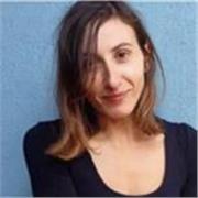 Profesora de inglés imparte clases de inglés a niños de todas las edades