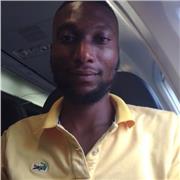 Professeur particulier donnant cours aux étudiants en ligne