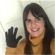 Profesora de repaso general a alumnos de primeros cursos de primaria para que vayan cogiendo el rodante de ir estudiando