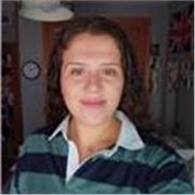 Profersora de ingles imparte clase a niños de colegio