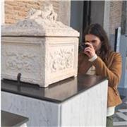 LAUREATA TRIENNALE IN LETTERE CLASSICHE E LAUREATA MAGISTRALE IN ARCHEOLOGIA OFFRE LEZIONI