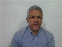 Profesor de matemàticas imparte clases a estudiantes de bachillerato y universitarios