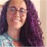 Profesora que apoya y acompaña a estudiantes con dificultades de aprendizaje.