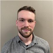 Madrelingua inglese, americano, sostenitore di un mondo più ecologico e sociale