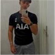 Entrenador de fútbol y exjugador, con experiencia real dentro del campo ayudando a mejorar técnica, confianza y mentalidad ganador