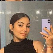 Estudiante de bachillerato apto para ayudar a los niños con sus deberes y jugar con ellos