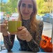 Profesora de inglés imparte clases a niños en edad escolar y adultos