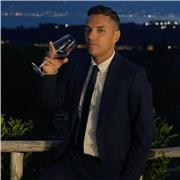 Ragazzo laureato in matematica impartisce lezioni a studenti di scuole medie e superiori