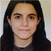 Profesora de programación web apta para enseñar a jóvenes de más de 13 años y a adultos con o sin conocimientos.