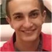 Profesor joven imparte clases particulares de inglés y matemáticas a niños de primaria y adolescentes de la ESO