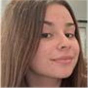 Chica imparte clases de apoyo escolar