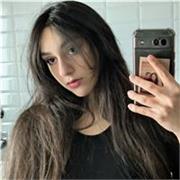 Ragazza del liceo che da sostegno a bambini di elementari e medie. Aiuto con i compiti