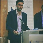 Dottorando di diritto civile impartisce lezioni di diritto a studenti universitari