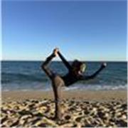 Profesor de yoga, con alta conciencia en el movimiento del cuerpo. 