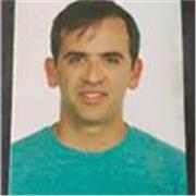 Entrenador de fútbol da clases para niños entre 5 a 12 años