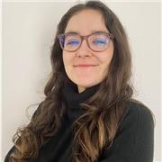 Profesora titulada en Psicología con el Máster en Psicología General Sanitaria.