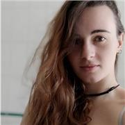 Insegnante di scienze naturali fino al quinto superiore, laureata in agraria e studente di medicina