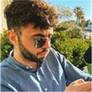 Studente laureato in biologia impartisce lezioni di biologia, chimica e matematica di base