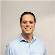 Profesor titulado en Administración y Dirección de Empresas y Finanzas y Contabilidad.