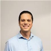 Profesor titulado en Administración y Dirección de Empresas y Finanzas y Contabilidad.