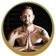 Insegnante Yoga certificato RYT-300 offre lezioni online personalizzate per equilibrio, mobilità e benessere