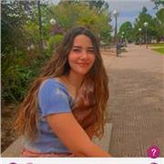 Maestra imparte clases a alumnos de todas las edades