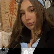 Studentessa di lettere fornisce lezioni