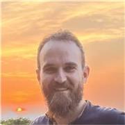 Profesor de programación apto para gente que quiera tanto iniciarse como especializarse en alguna tecnología.