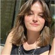 Alumna de primero de carrera, título en C2 de Cambridge obtenido con 16 años. 