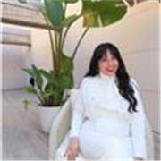 Tengo 2 años de experiencia formando a personas en crear su propia oferta digital con ayuda de la inteligencia artificial.