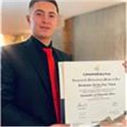 Licenciado en educación física, con habilidades de innovación y creatividad en la enseñanza de deportes y actividades físicas, con