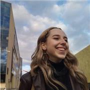 Soy una estudiante de último curso de Bellas artes, el arte forma parte de mi día a día. En mi tiempo libre lo dedico a hacer actividades a niños y adolescentes de edades de 8 a 18 años. La metodología que empleó es la búsqueda de los intereses propios d