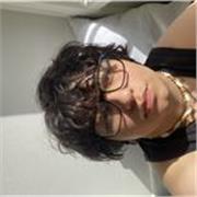 Enseignante d’anglais à Angers, expérimentée avec les élèves débutants, propose des cours en ligne structurés.