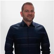 Licenciado en psicología con amplios conocimientos en las diferentes áreas que componen la disciplina.