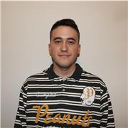Profesor particular de inglés impartiendo clases a estudiantes extranjeros, comunicativo y organizado