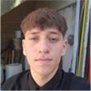 Profesor de Español da clases a niños de todas las edades