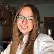 Estudiante universitaria que imparte clases a niños de primaria y secundaria