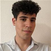 Profesor de idiomas que imparte clases on-line a alumnos de distintas edades