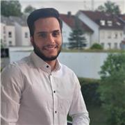 Arabisch Deutsch ehrenamtlicher Dolmetscher, der gerne die Sprache unterrichtet, und ihm das Lehren Spaß macht