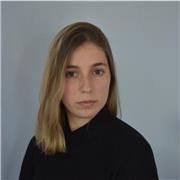 Geóloga graduada de la universidad Andrés Bello realiza clases de química para alumnos de enseñanza media