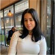 Joven profesora de biología para niños y niñas