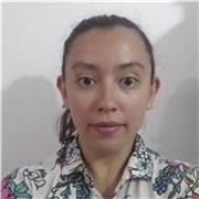 Instructora imparte clases de español para niños y adultos