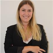 Profesora de ciencias ofrece clases a alumnos de todas las edades