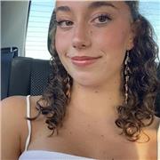 Profesora de clases de repaso de inglés imparte clases a niños y niñas de hasta 14 años de edad