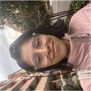 Profesora egresada de la Universidad Nacional especializada en historia, geografía y lectoescritura