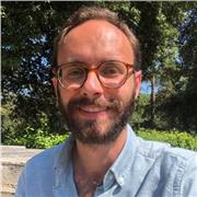 Estoy terminando el doble grado de derecho y ciencias políticas en Sevilla, y un bachillerato universitario de Filosofía en Roma. Hablo inglés, e italiano y tengo un B2 en francés. He estudiado en Estados Unidos años un Grado Asociado en Artes Liberales,