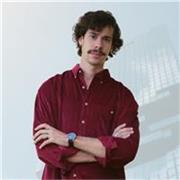 Profesor de escritura y comunicación persuasiva con más de cuatro años de experiencia escribiendo para vender. 